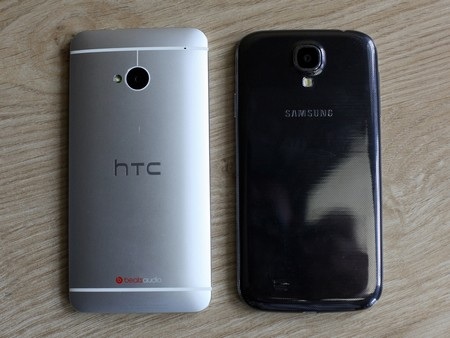 HTC One vượt trội hơn Galaxy S4 khi sử dụng lớp vỏ nhôm cao cấp, thay vì lớp vỏ nhựa