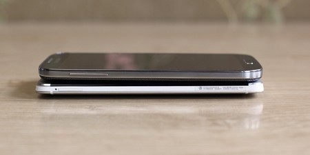 Cạnh trái của Galaxy S4 là nút điều chỉm âm lượng, trong khi của HTC One là khe cắm SIM