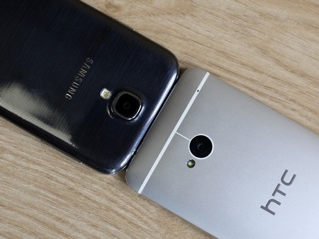 Galaxy S4 có camera 13 megapixel, còn HTC One có camera 4 megapixel công nghệ Ultrapixel