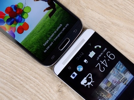 Samsung vẫn giữ phím vật lý ở mặt trước trên Galaxy S4, trong khi HTC thì không