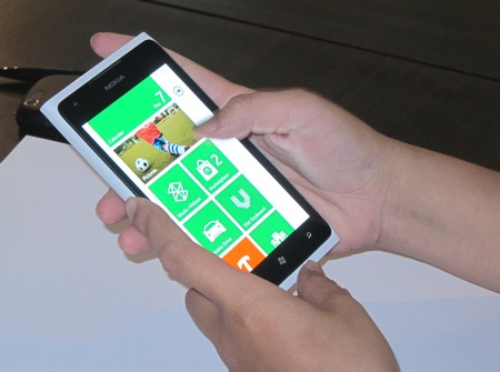 Những smartphone “hàng hiệu” giảm giá mạnh trong tháng 3