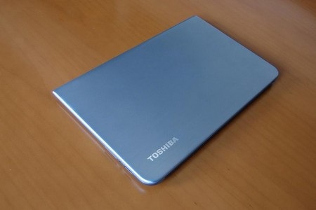 Lớp vỏ bằng hợp kim magiê giúp giảm trọng lượng của máy