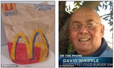 Bánh hamburger vẫn còn mới nguyên sau 14 năm - 2 David Whipple và túi đựng chiếc bánh hamburger từ cách đây 14 năm