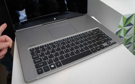 Touchpad nằm bên trên bàn phím, một kiểu thiết kế khá lạ mắt