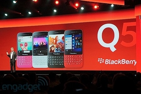 Ảnh thực tế BlackBerry Q5 giá rẻ vừa được trình làng - 1 BlackBerry Q5 là chiếc smartphone giá rẻ được BlackBerry trình làng tại sự kiện ngày hôm qua, 14/5