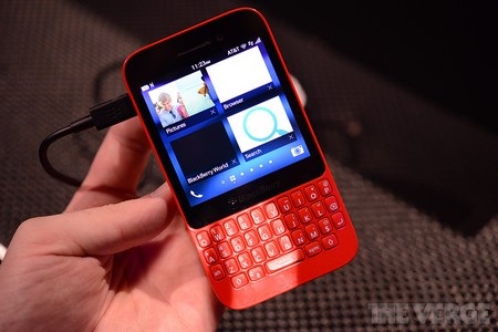 Ảnh thực tế BlackBerry Q5 giá rẻ vừa được trình làng - 2 Máy có thiết kế khá giống với BlackBerry Q10, với màn hình cảm ứng và bán phím QWERTY