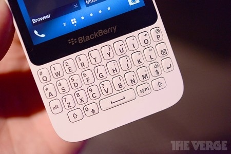 Ảnh thực tế BlackBerry Q5 giá rẻ vừa được trình làng - 3 Cận cảnh bàn phím vật lý của BlackBerry Q5, với các phím có khoảng cách thay vì nằm sát nhau