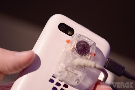 Ảnh thực tế BlackBerry Q5 giá rẻ vừa được trình làng - 5 Camera phụ ở sau với độ phân giải 5 megapixel