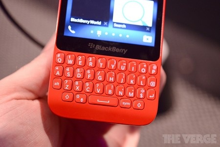 Ảnh thực tế BlackBerry Q5 giá rẻ vừa được trình làng - 7 Cận cảnh bàn phím của phiên bản màu đỏ