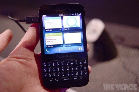 Ảnh thực tế BlackBerry Q5 giá rẻ vừa được trình làng - 8 Giao diện đa nhiệm trên BlackBerry Q5