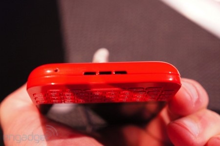 Ảnh thực tế BlackBerry Q5 giá rẻ vừa được trình làng - 9 Loa ngoài ở cạnh dưới của sản phẩm