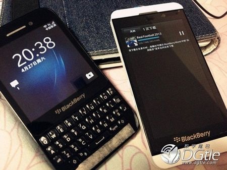 BlackBerry R10 bên cạnh BlackBerry Z10