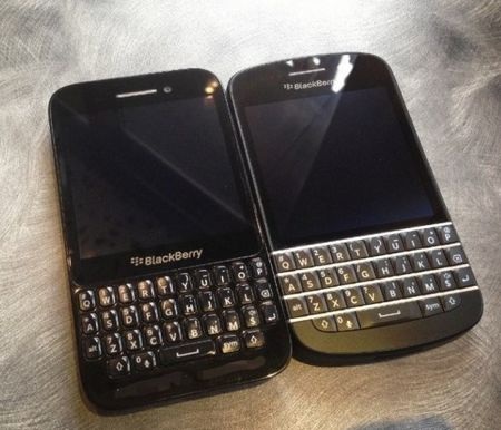 BlackBerry R10 (trái) được xem là phiên bản giá rẻ của BlackBerry Q10 (phải)