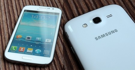 Q-Smart S53 và Samsung Galaxy Grand Duos: Kẻ tám lạng, người nửa cân