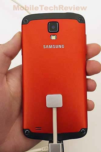 Rò rỉ thêm hình ảnh và video của điện thoại chống nước Galaxy S4 Active - 2 Mặt sau với 4 đinh vít để bảo vệ lớp vỏ