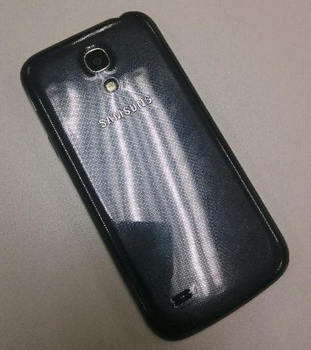 Rò rỉ loạt ảnh thực tế của Galaxy S4 mini, ra mắt cuối tháng 5 - 2 Mặt sau bằng nhựa của Galaxy S4 mini