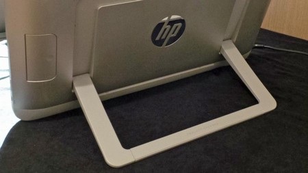 Giá đỡ ở mặt sau của máy