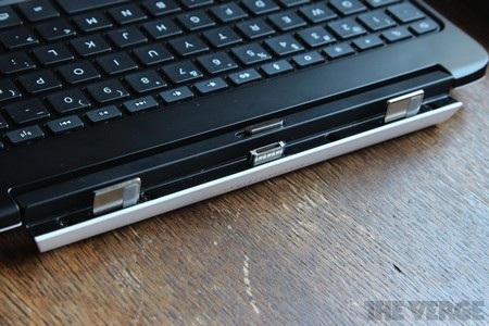HP trình làng bộ đôi tablet “lai” laptop chạy Windows 8 và Android - 14 Cổng kết nối giữa bàn phím rời và máy tính bảng