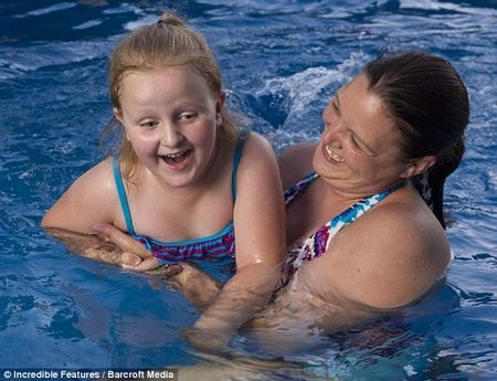 Bé Ali bơi cùng mẹ, Angela