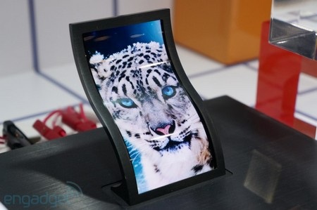 Video về màn hình hiển thị cong của LG: