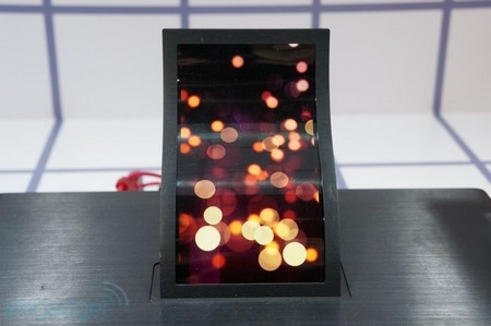 Video về màn hình hiển thị cong của LG: