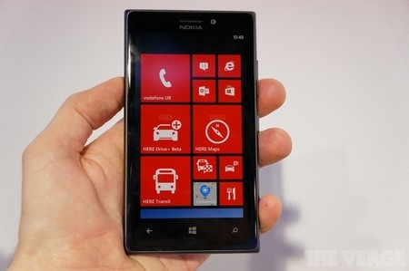 Ảnh thực tế smartphone Nokia Lumia 925 - 1 Máy có màn hình rộng 4,5-inch, sử dụng công nghệ AMOLED
