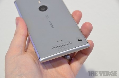 Ảnh thực tế smartphone Nokia Lumia 925 - 10 Loa ngoài nằm ở cạnh dưới mặt sau