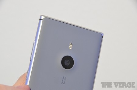 Ảnh thực tế smartphone Nokia Lumia 925 - 12 Camera chính là cải tiến đáng chú ý nhất trên Lumia 925