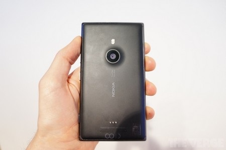 Ảnh thực tế smartphone Nokia Lumia 925 - 2 Mặt sau bằng nhôm, thay cho lớp vỏ nhựa