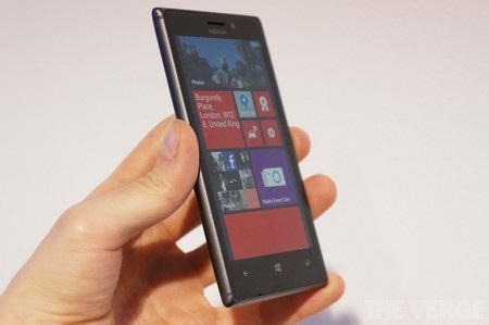 Ảnh thực tế smartphone Nokia Lumia 925 - 3 Camera độ phân giải 8,7 megapixel, sử dụng công nghệ PureView và đèn flash LED kép