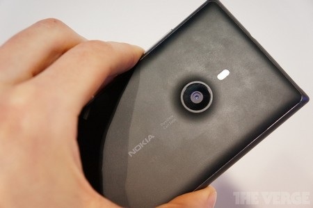 Ảnh thực tế smartphone Nokia Lumia 925 - 4 Camera độ phân giải 8,7 megapixel, sử dụng công nghệ PureView và đèn flash LED kép