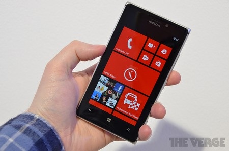 Ảnh thực tế smartphone Nokia Lumia 925 - 6 Bên cạnh phiên bản đen còn có phiên bản màu xám