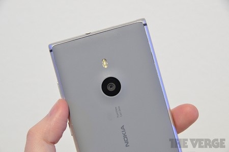 Ảnh thực tế smartphone Nokia Lumia 925 - 7 Bên cạnh phiên bản đen còn có phiên bản màu xám