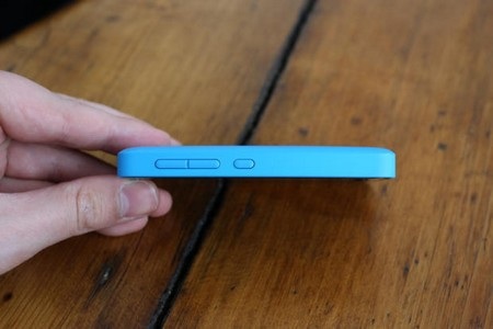 Máy có thiết kế khá dày