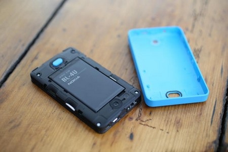 Lớp vỏ sau có thể tháo rời dễ dàng để tháo pin hay để thay thế