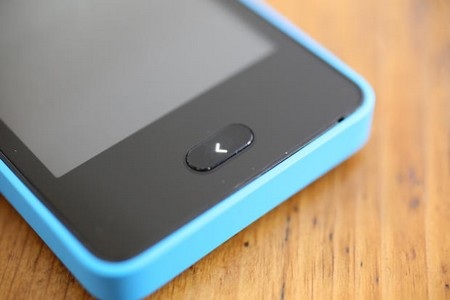 Một nút điều hướng duy nhất ở mặt trước, tương tự như nút Home trên smartphone