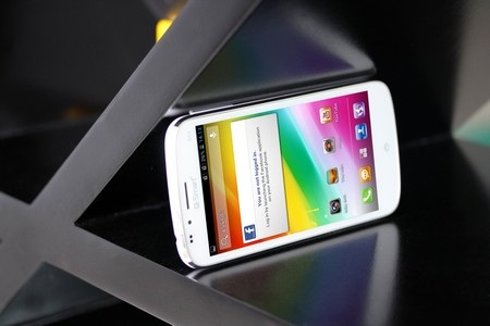 Q-Smart S53 và Samsung Galaxy Grand Duos: Kẻ tám lạng, người nửa cân