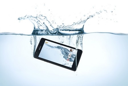 Sony ra mắt smartphone “siêu chống thấm nước” - 1 Xperia ZR là smartphone chống thấm nước mới của Sony