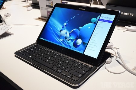 Máy tính bảng “lai” chạy song song Windows 8 và Android - 2 ATIV Q ở chế độ laptop, với bàn phím dạng trượt ngang