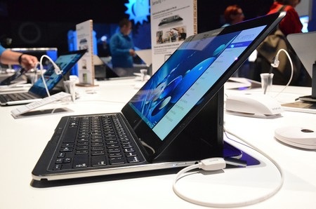 Máy tính bảng “lai” chạy song song Windows 8 và Android - 3 Phần giá đỡ linh hoạt ở phía mặt dưới màn hình