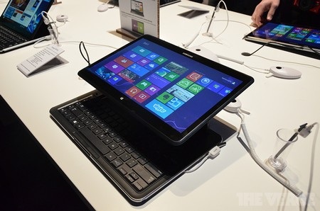 Máy tính bảng “lai” chạy song song Windows 8 và Android - 5 ATIV Q có thể biến hóa để màn hình “lơ lửng” bên trên giá đỡ