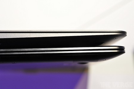Cận cảnh bộ đôi ultrabook mới được trình làng của Samsung - 10 So sánh điểm mỏng nhất giữa Mac Book Air (trên) và ATIV Book 9 Plus
