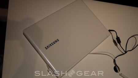 Cận cảnh bộ đôi ultrabook mới được trình làng của Samsung - 14 ATIV Book 9 Lite có lớp vỏ bằng nhựa, thay vì bằng kim loại như ATIV Book 9 Plus