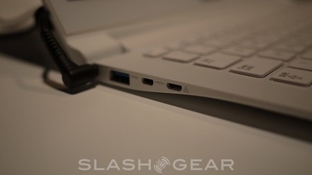 Cận cảnh bộ đôi ultrabook mới được trình làng của Samsung - 17 Các cổng kết nối trên sản phẩm