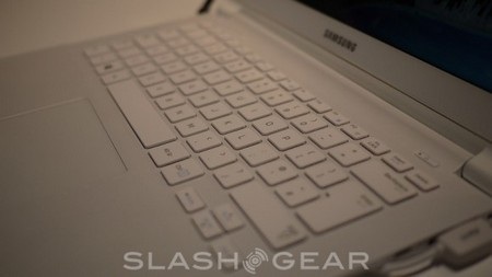 Cận cảnh bộ đôi ultrabook mới được trình làng của Samsung - 18 Cận cảnh bàn phím trên ATIV Book 9 Lite
