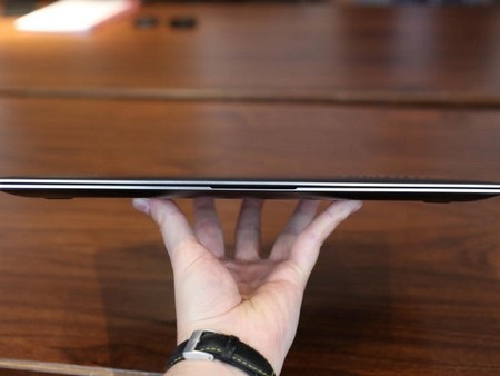 Cận cảnh bộ đôi ultrabook mới được trình làng của Samsung - 4 Máy có thiết kế mỏng chỉ 13,6mm và có khối lượng chỉ 1,39kg