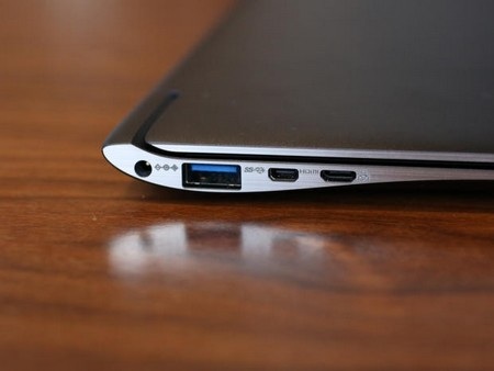 Cận cảnh bộ đôi ultrabook mới được trình làng của Samsung - 8 Các cổng kết nối trên sản phẩm