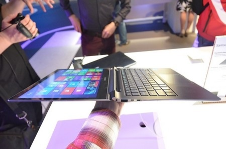 Cận cảnh bộ đôi ultrabook mới được trình làng của Samsung - 11 Màn hình có khả năng mở rộng ra thành góc 180 độ