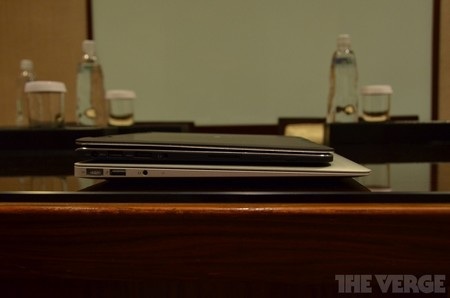 Dell ra mắt laptop “lai” máy tính bảng có khả năng biến hình - 13 So sánh độ mỏng với MacBook Air của Apple