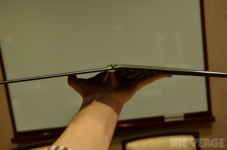 Dell ra mắt laptop “lai” máy tính bảng có khả năng biến hình - 7 Khi màn hình lật ngửa đạt đến góc 180 độ, các nút trên bàn phím sẽ tự động được vô hiệu hóa